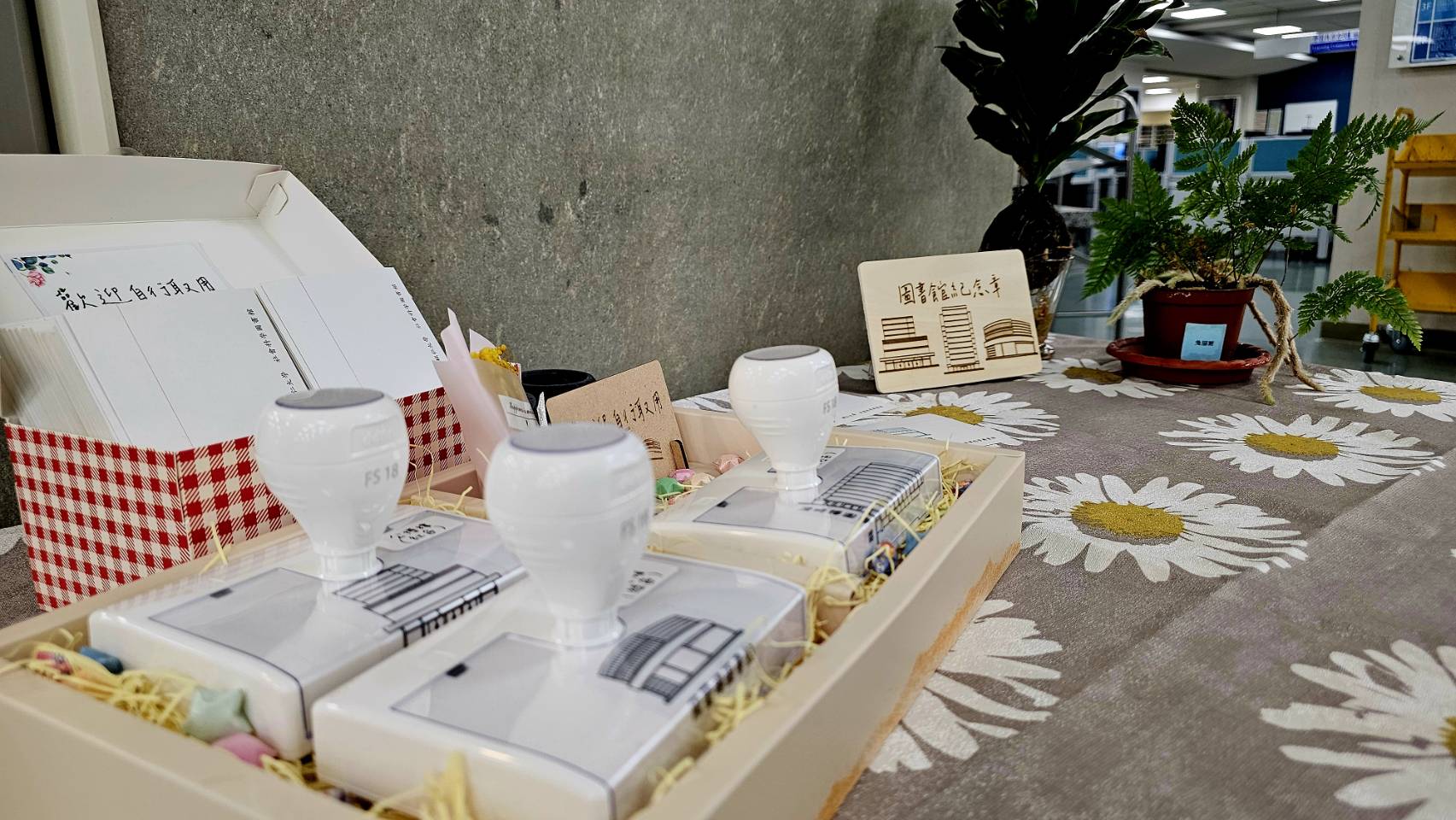 📖💌 百年輔仁 × 圖書館紀念章暖心登場 💌📖